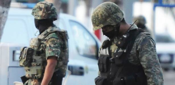 Soldados inspecionam local onde um homem armado explodiu uma granada, na cidade mexicana de Veracruz, em 14 de agosto. Moradores vivem em constante tensão devido aos conflitos entre traficantes de drogas e as forças policiais - 15.ago.2011 - Victor Hugo Yanez/Reuters