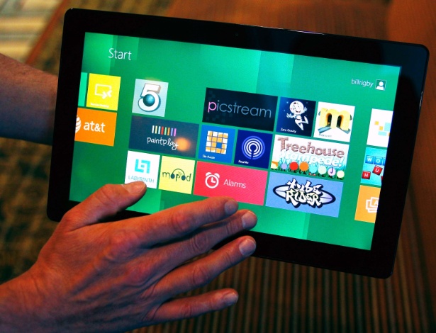 Jornalista testa o Windows 8 em um tablet durante a Build, conferência de desenvolvedores da Microsoft - 13.set.2011 - Alex Gallardo/Reuters