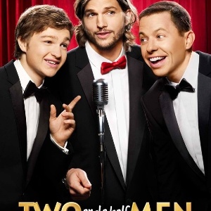 Cartaz do seriado americano "Two and a half Men" com Ashton Kutcher - Divulgação