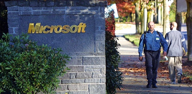 Homem caminha pela sede de Microsoft, em Redmond, nos Estados Unidos