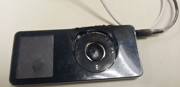 'O iPod explodiu no meu bolso e depois pegou fogo', conta a estudante Maria Emilia