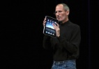 Fãs fazem homenagem no dia em que Steve Jobs completaria 57 anos - Kimberly White/Reuters