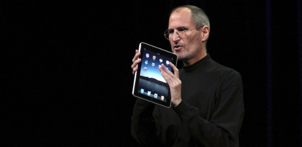 Steve Jobs segura o tablet iPad durante o lançamento do portátil em janeiro de 2010 - Kimberly White/Reuters