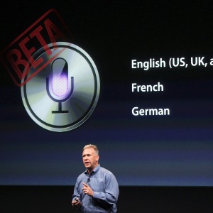 Phil Schiller, vice-presidente de marketing de produtos da Apple, apresenta o recurso Siri em 2012 - Robert Galbraith/Reuters