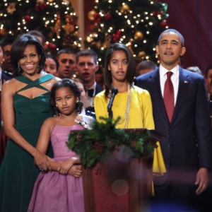 Michelle Obama, primeira-dama dos EUA, canta uma msica natalina com o marido e as filhas Sasha (esq.) e Malia durante comemorao no Museu Nacional de Washington 