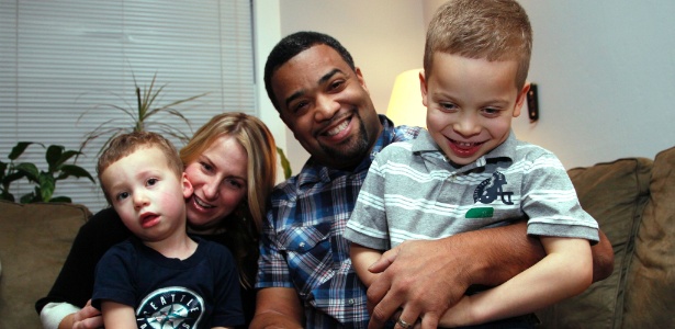 Damon Brown e a mulher, Bethany, posam com os filhos Theo (esq), 3, e Julian, 5 
