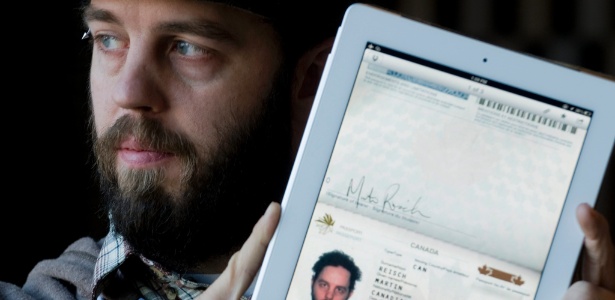 Martin Reisch, 33, apresentou uma imagem digitalizada do passaporte no tablet ao policiais na fronteira com o Estado americano de Vermont e teve a passagem liberada