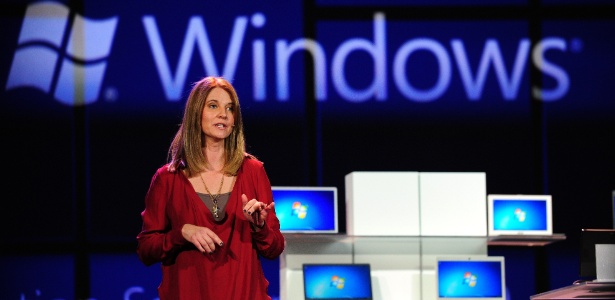 Tami Reller, diretora de marketing da Microsoft, exibe recursos do Windows 8 em edição de 2012 da CES - Frederic J. Brown/AFP