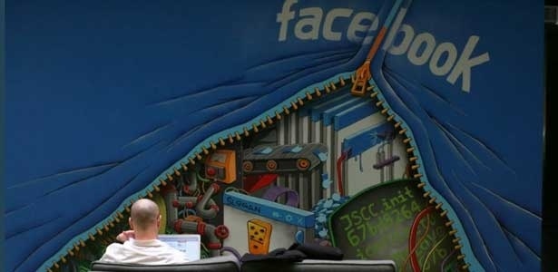 Parede grafitada na sede da rede social Facebook na Califrnia, nos Estados Unidos