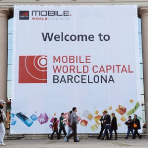 26.fev.2012 - Pessoas caminham pela entrada principal do Mobile World Congress, feira de tecnologia móvel realizada em Barcelona (Espanha) - Albert Gea/Reuters