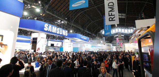 Pessoas visitam estande da Samsung no MWC 2012. Evento é realizado em Barcelona  - Albert Gea/Reuters