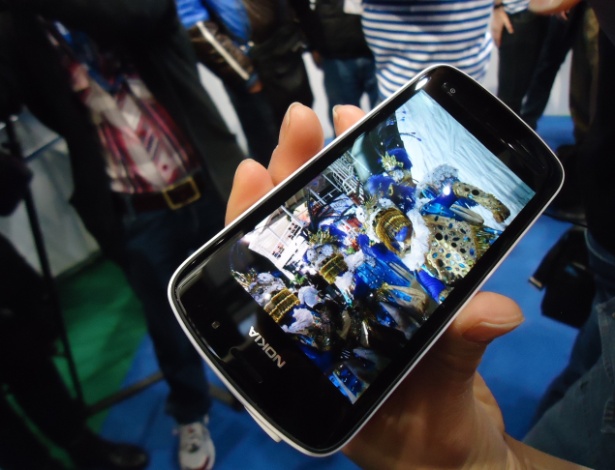 Nokia 808 Pureview tem câmera com sensor de 41 megapixels, aparelho foi apresentado em Barcelona - Ana Ikeda/UOL