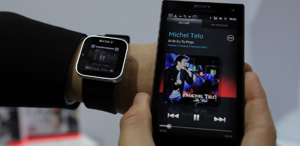 Relógio SmartWatch conecta-se a um celular da empresa a smartphones da linha Xperia. Na foto, o relógio que funciona como controle remoto seleciona no celular músicas de Michel Teló  - Lluis Gene/AFP 
