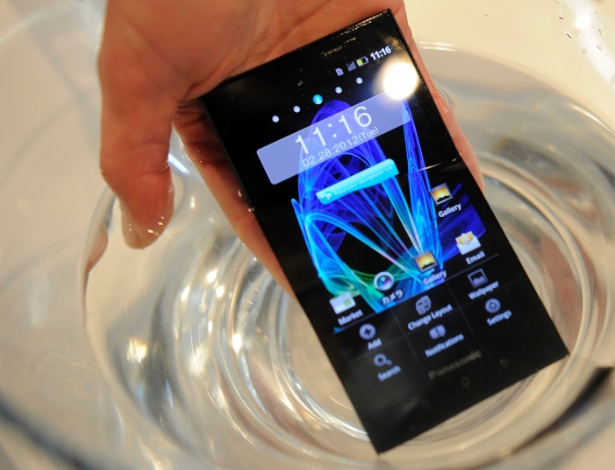 Panasonic exibiu na feira espanhola o Eluga Power, seu celular à prova d"água  - Lluis Gene/AFP 