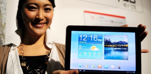 Modelo posa com tablet Galaxy Tab 10.1 que suporta internet 4G no Japão em foto de setembro de 2011; segundo executivo, venda de tablets não alcançou às expectativas da empresas - Toshifumi Kitamura/AFP