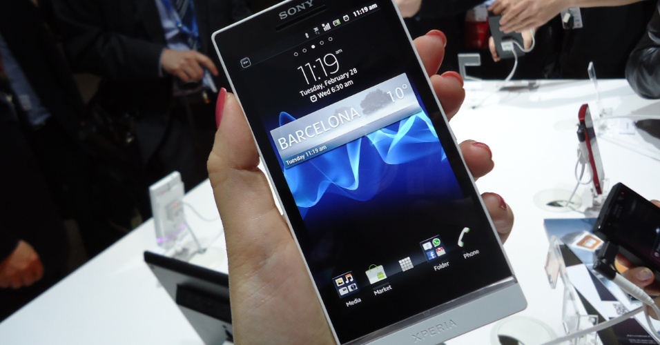 Com 4,3 polegadas de tela, o Xperia S no modelo branco tem borda nesta mesma cor (os demais coloridos têm borda preta)