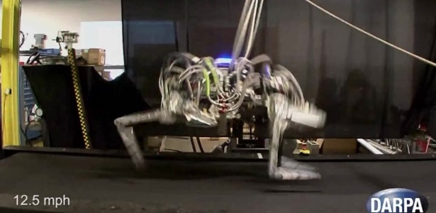 A máquina de quatro patas atingiu a velocidade de 29 km/h em uma esteira de laboratório - BBC 