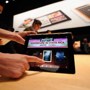 Jornalistas manuseiam a terceira geração do iPad durante o lançamento do tablet no dia 7 de março - Kevork Djansezian/Getty Images/AFP