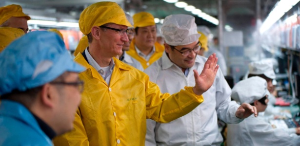Tim Cook, diretor-executivo da Apple, visita dependncias de fbrica da Foxconn na China